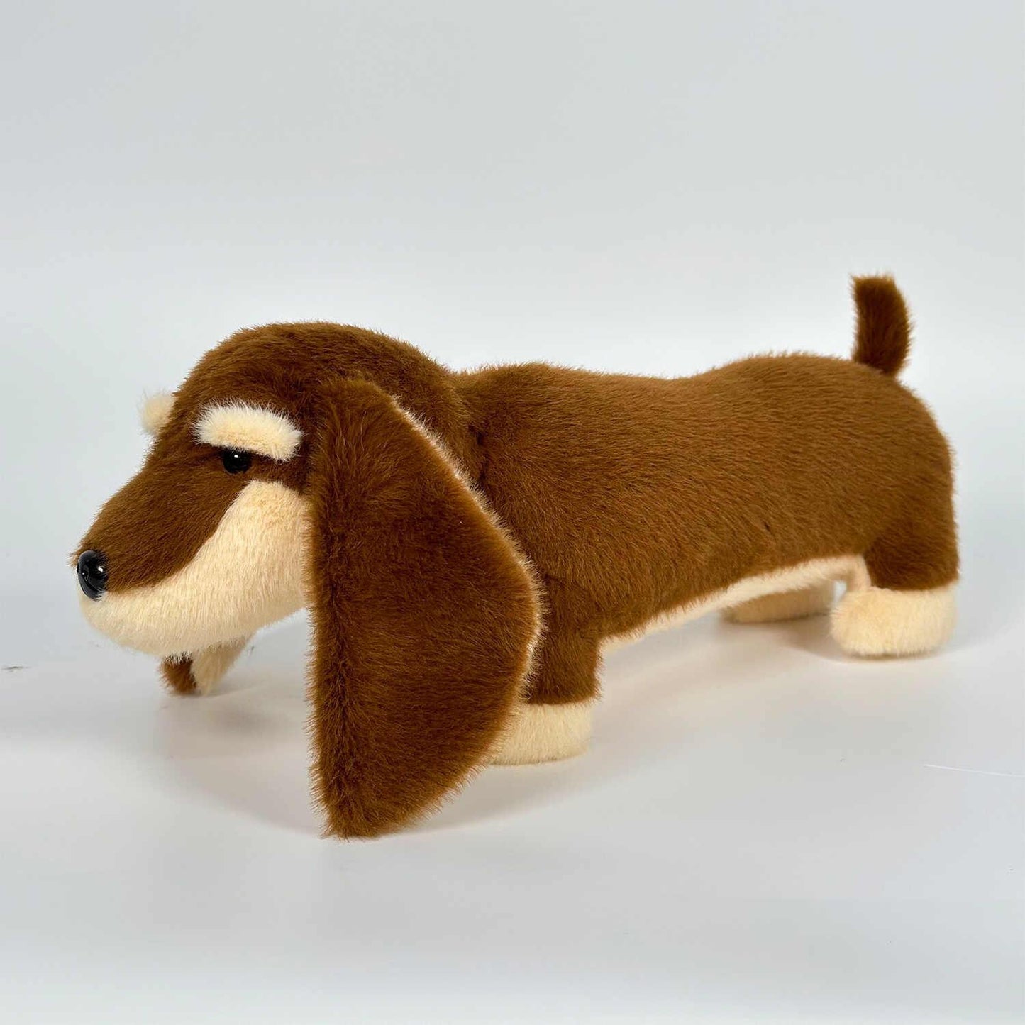 Pluszowy jamnik brązowy 33 cm – miękka maskotka piesek