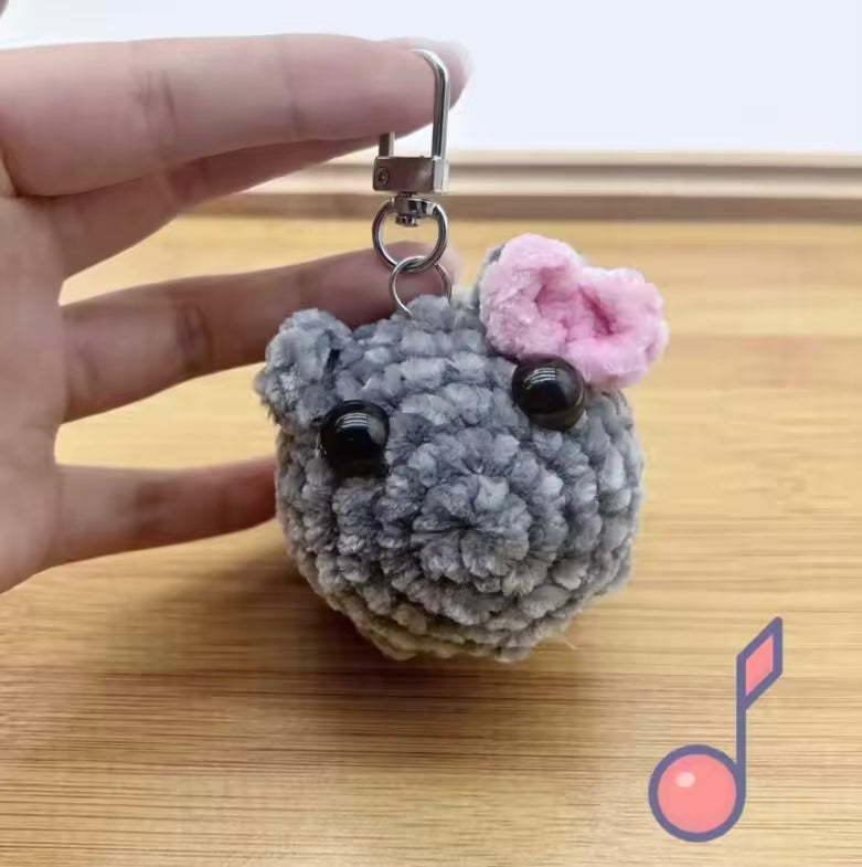 SMUTNY CHOMIK ODTWARZAJĄCY DŹWIĘK Z KOKARDKĄ SAD HAMSTER PLUSZAK