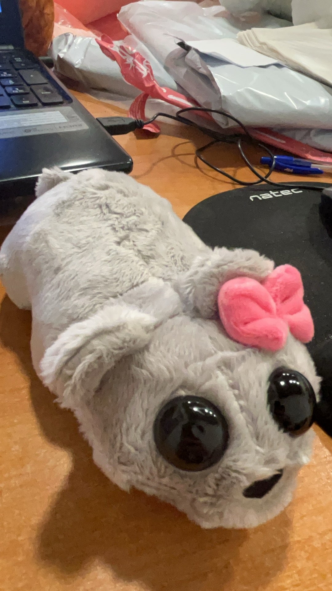 SMUTNY CHOMIK ODTWARZAJĄCY DŹWIĘK Z KOKARDKĄ SAD HAMSTER PLUSZAK