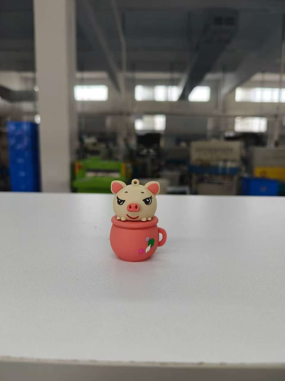 Brelok swinka w kubku