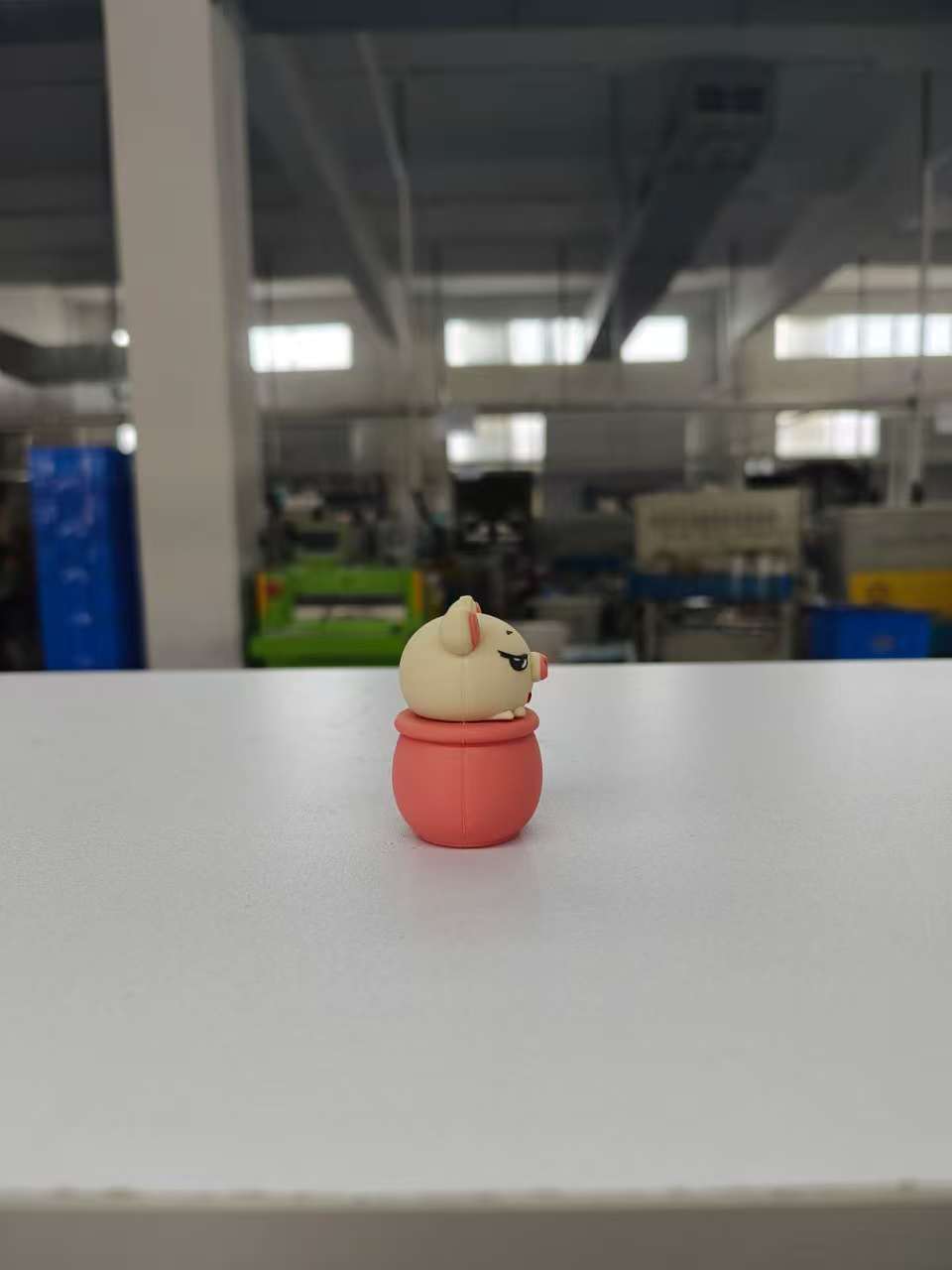 Brelok swinka w kubku