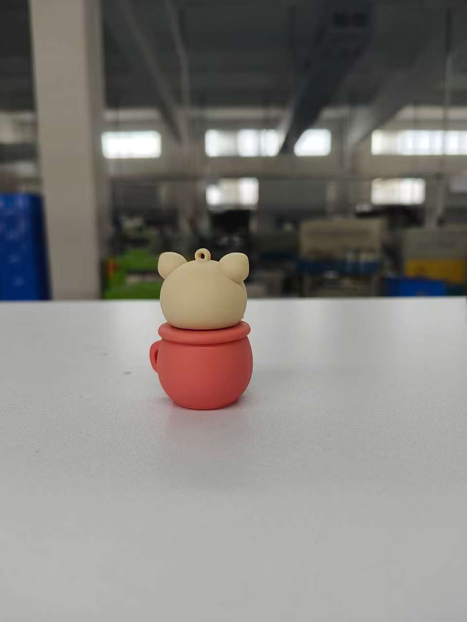 Brelok swinka w kubku