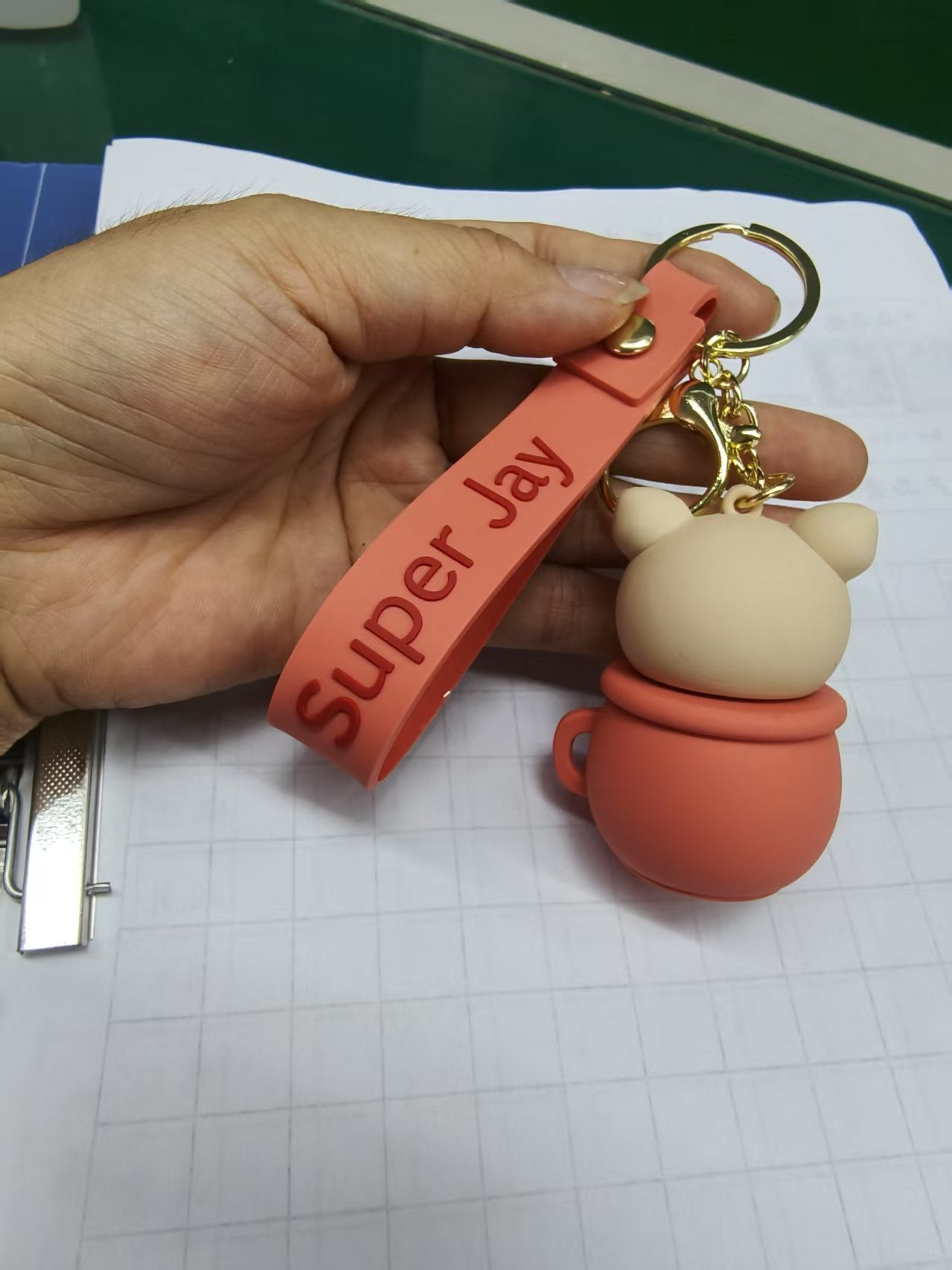 Brelok swinka w kubku