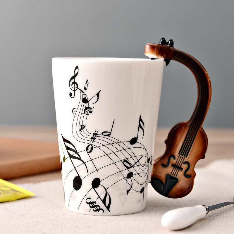 Elegancki kubek z uchwytem muzycznym