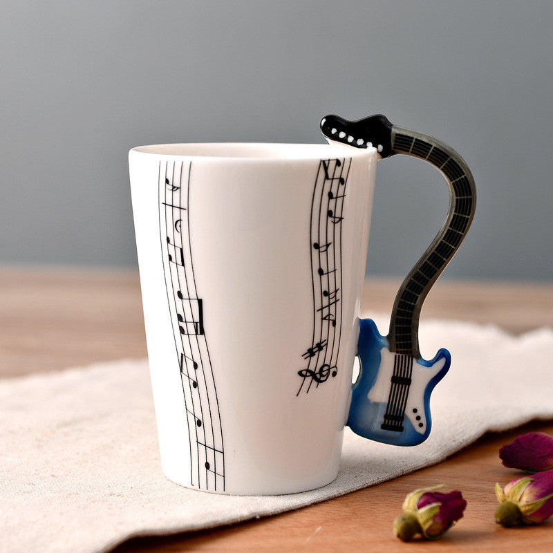 Elegancki kubek z uchwytem muzycznym
