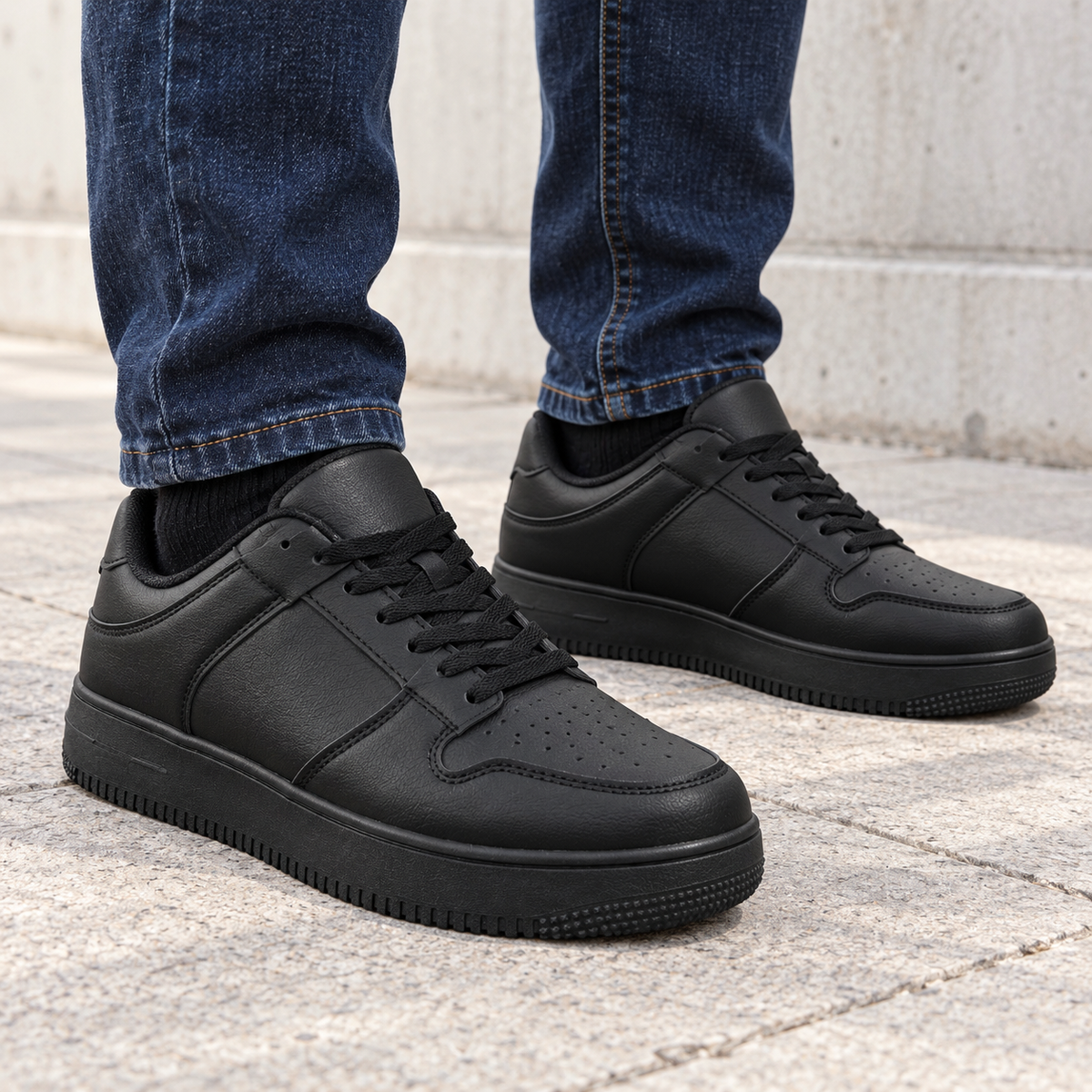 Męskie sneakersy U2563-1 – klasyczne, całe czarne