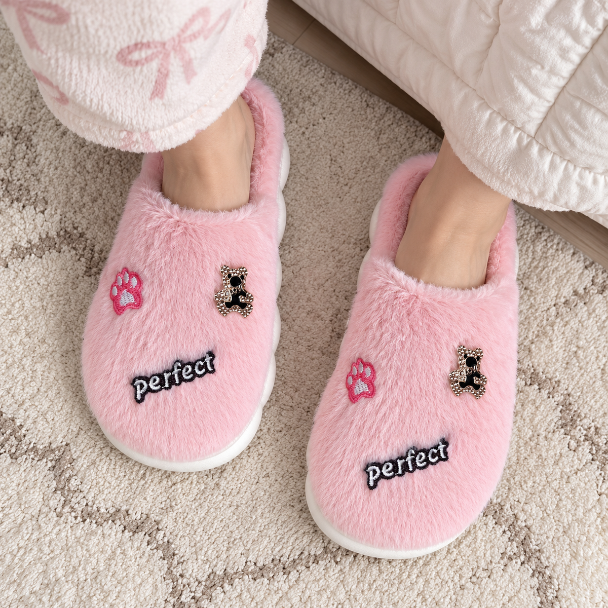 Puszyste kapcie damskie z ozdobnym misiem D51254