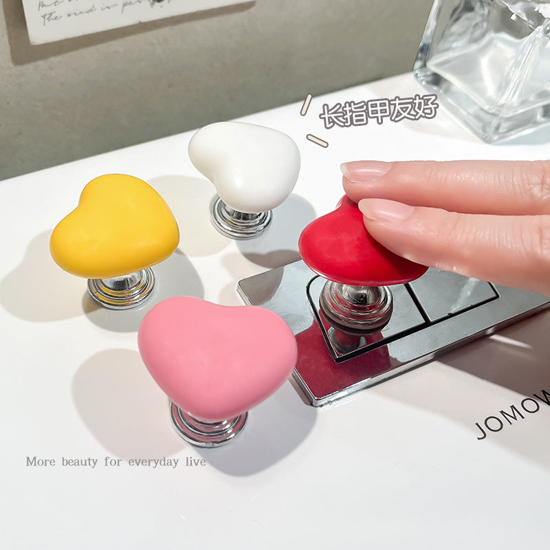 Sercowaty przycisk do spłukiwania toalety – uroczy wydłużacz