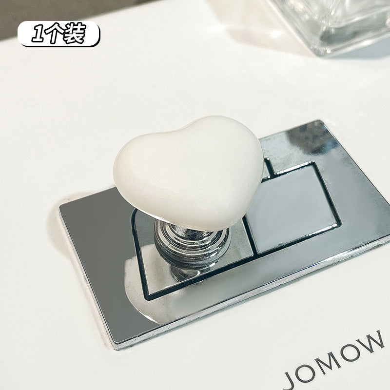 Sercowaty przycisk do spłukiwania toalety – uroczy wydłużacz