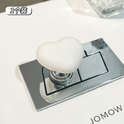 Sercowaty przycisk do spłukiwania toalety – uroczy wydłużacz