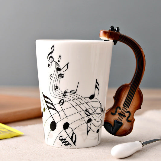 Elegancki kubek z uchwytem muzycznym